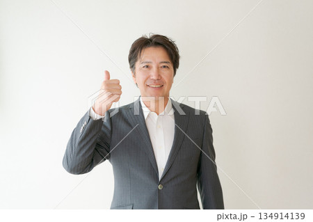 サムズアップポーズのビジネスマン 134914139