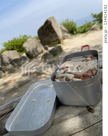 アウトドアで楽しむメスティン炊き込みご飯と自然風景 134914192