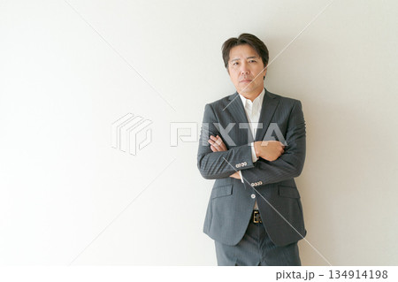 腕組みをする50代ビジネスマン 134914198