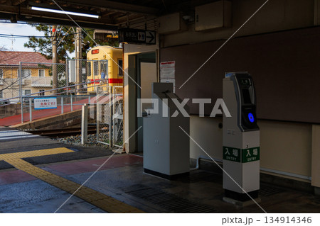 ICカードタッチ式の改札口〜西鉄貝塚線新宮駅 134914346