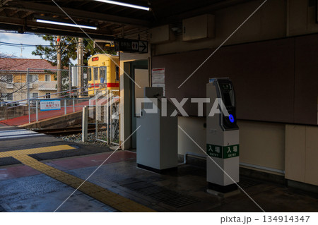 無人駅の改札口〜西鉄貝塚線新宮駅 無人駅の改札口〜西鉄貝塚線新宮駅 134914347