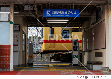 改札口から見える電車〜西日本鉄道貝塚線 134914349