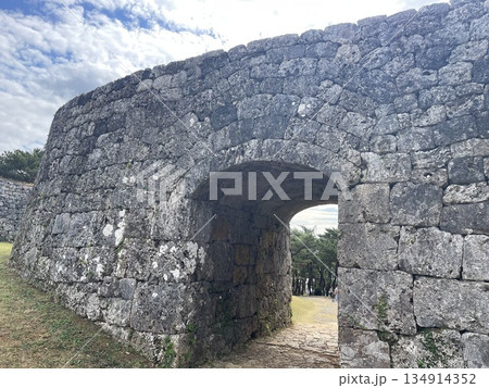 石垣造りの城門とアーチ構造の歴史的遺跡風景 石垣造りの城門とアーチ構造の歴史的遺跡風景 134914352