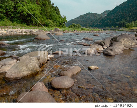 山と清流 川を流れる水 山と清流 川を流れる水 134914920