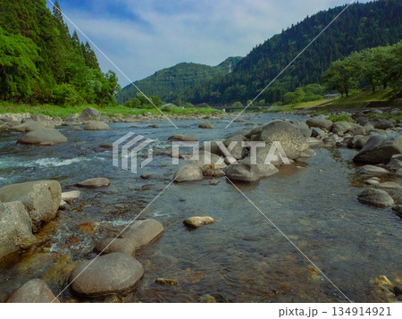 山と清流 川を流れる水 山と清流 川を流れる水 134914921