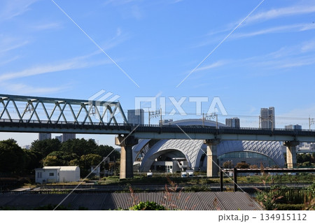 東京都江東区の曙運河を越えて走るJR京葉線の高架橋 東京都江東区の曙運河を越えて走るJR京葉線の高架橋 134915112