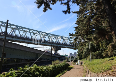 東京都江東区の曙運河を越えて走るJR京葉線の高架橋 東京都江東区の曙運河を越えて走るJR京葉線の高架橋 134915114
