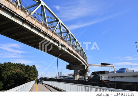 東京都江東区の曙運河を越えて走るJR京葉線の高架橋 134915119