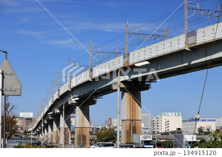 東京都江東区の曙運河を越えて走るJR京葉線の高架橋 134915120