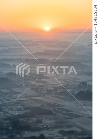 朝靄に浮かぶ関東平野の朝 134915334