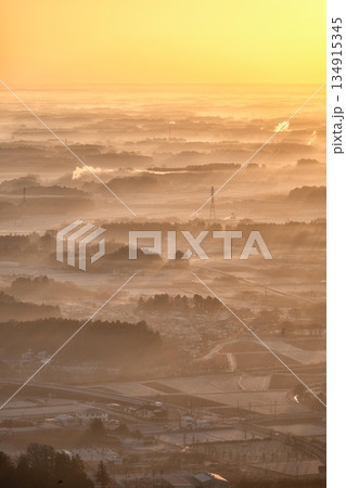 朝靄に浮かぶ関東平野の朝 134915345