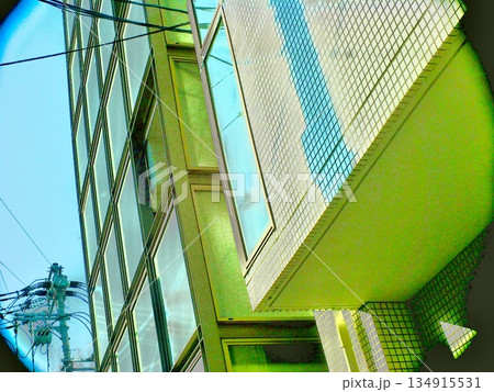 都市建築と電線が交差するモダンな外観背景素材 134915531