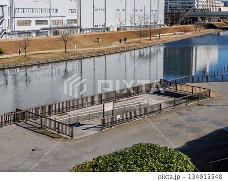旧中川に設置された「防災船着場（亀戸中央公園）」（東京都江東区） 134915548