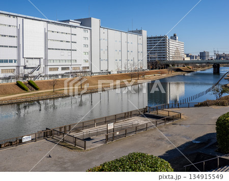 旧中川に設置された「防災船着場（亀戸中央公園）」（東京都江東区） 134915549