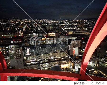 京都タワーの展望台から見たJR京都駅と京都市街の夜景 134915584