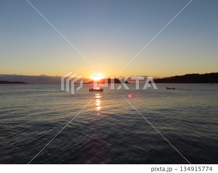 太平洋の向こうから昇る朝日 太平洋の向こうから昇る朝日 134915774