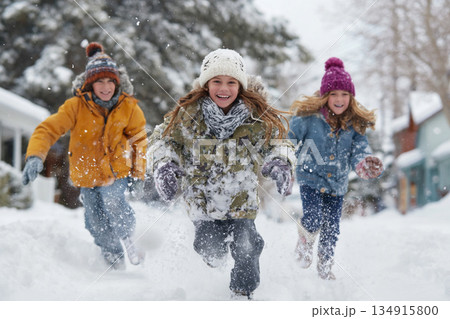 雪の中で遊ぶ子供たち 134915800