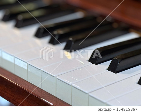 ピアノの鍵盤 134915867