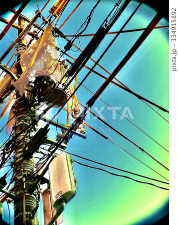 電柱と電線が交差する都市の空　抽象的なインフラ構造背景素材 134915892