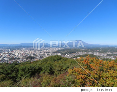 岩山展望台からの秋の岩手山と盛岡市街地と澄んだ青空 岩山展望台からの秋の岩手山と盛岡市街地と澄んだ青空 134916441