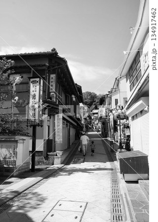 弁天様を祀る『江ノ島神社』へむかう参道 134917462