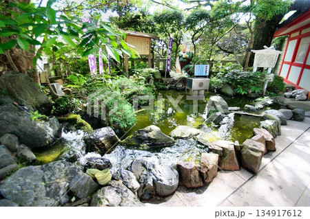 弁天様を祀る御堂『奉安殿』前に在る… 江ノ島の【白龍銭洗池】 134917612