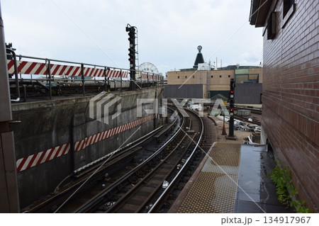 ニューヨーク　ブルックリン　地下鉄の地上駅風景 134917967