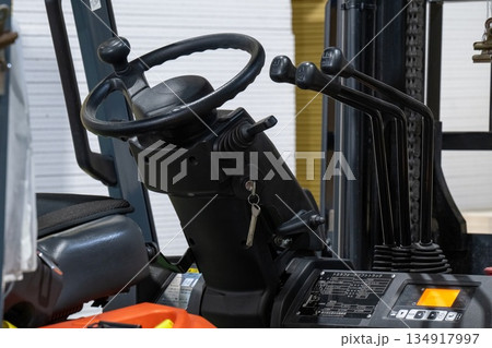 物流倉庫のフォークリフトの運転席 物流倉庫のフォークリフトの運転席 134917997