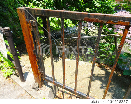 錆びた鉄扉 134918287