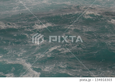 天気が荒れた日の日本海の海面と波飛沫 134918303