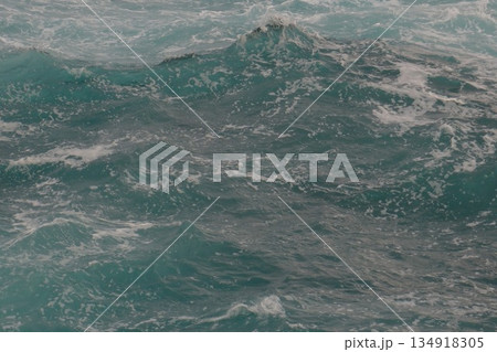 天気が荒れた日の日本海の海面と波 天気が荒れた日の日本海の海面と波 134918305