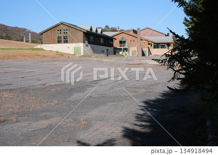 県境のスキー場の建物 県境のスキー場の建物 134918494
