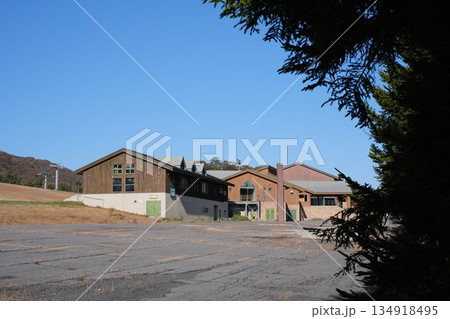 県境のスキー場の建物の景色 県境のスキー場の建物の景色 134918495