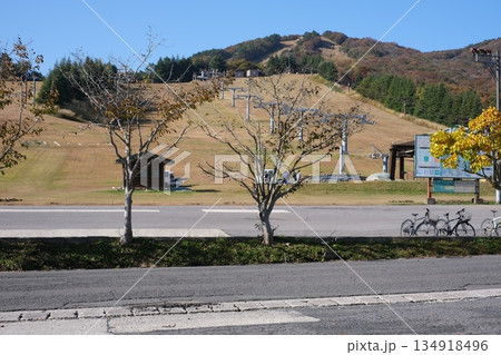 県境のスキー場の景色 134918496
