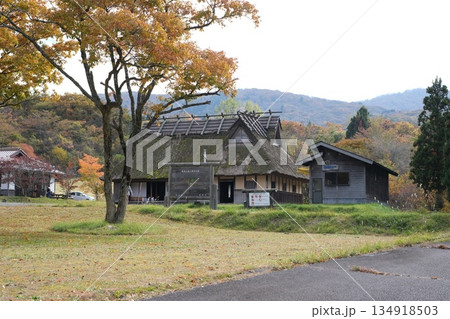 西中国山地の古民家の景色 134918503