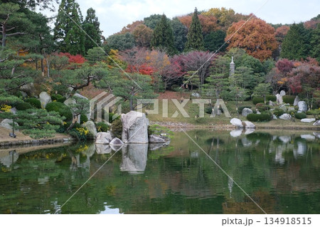 三景園の池の景色 134918515