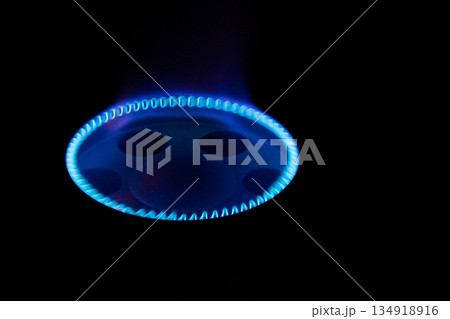 ガスコンロの青色のコピースペース 134918916