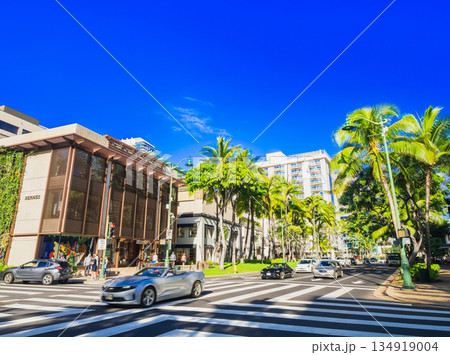 ハワイ ワイキキのメインストリート カラカウア通り ハワイ ワイキキのメインストリート カラカウア通り 134919004