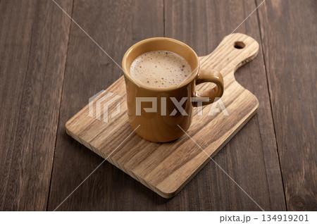 冬の午後のティータイムに楽しむ温かいカフェラテと木のぬくもり 冬の午後のティータイムに楽しむ温かいカフェラテと木のぬくもり 134919201