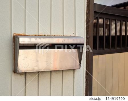 古い住宅の郵便受け 134919790