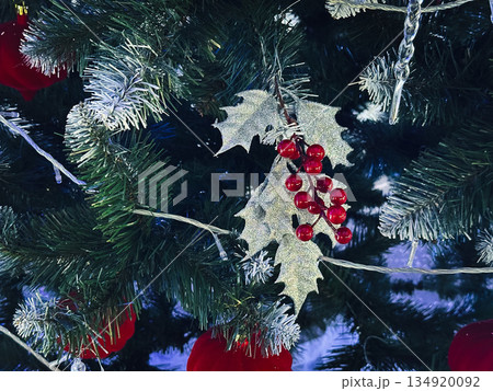 Festive Christmas holly decoration with red berries and green leaves. 134920092