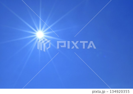 青空と太陽　直射日光 イメージ（ fix撮影 ) 134920355