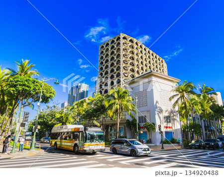 ハワイ　ワイキキのメインストリート　カラカウア通り　※一部ソフトフォーカス 134920488