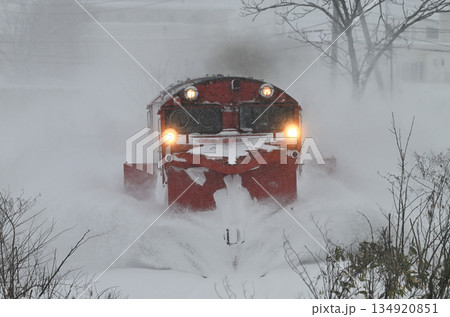 宗谷本線を除雪するラッセル列車 134920851