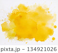 白地の紙に黄色いインクのテクスチャ　しぶき　水彩　背景　素材 134921026