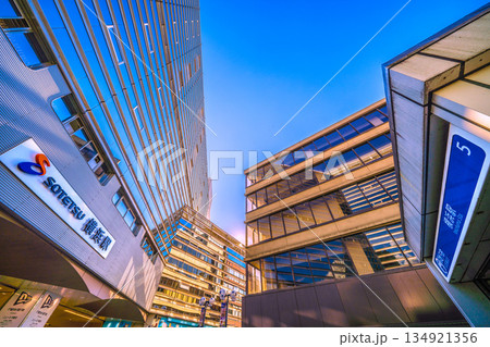 日本の横浜都市景観1月2日。SOTETSU 横浜駅や市営地下鉄出入口などを望む。希望の光…=令和8年 日本の横浜都市景観1月2日。SOTETSU 横浜駅や市営地下鉄出入口などを望む。希望の光…=令和8年 134921356