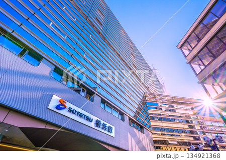 日本の横浜都市景観1月2日。SOTETSU 横浜駅などを望む。新時代に希望の光…＝令和8年1月2日 134921368