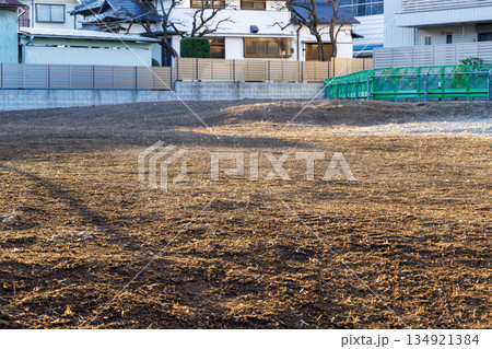 住宅街の空き家を取り壊し更地にした土地 住宅街の空き家を取り壊し更地にした土地 134921384