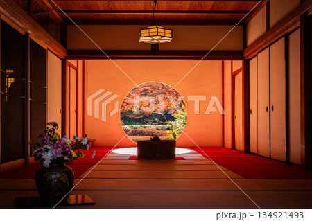 秋の鎌倉・明月院で見た、和室の丸窓から見える紅葉 134921493