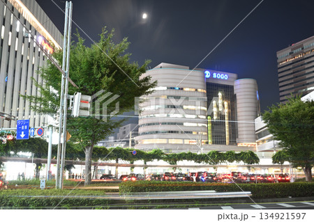 夜のJR千葉駅前 134921597